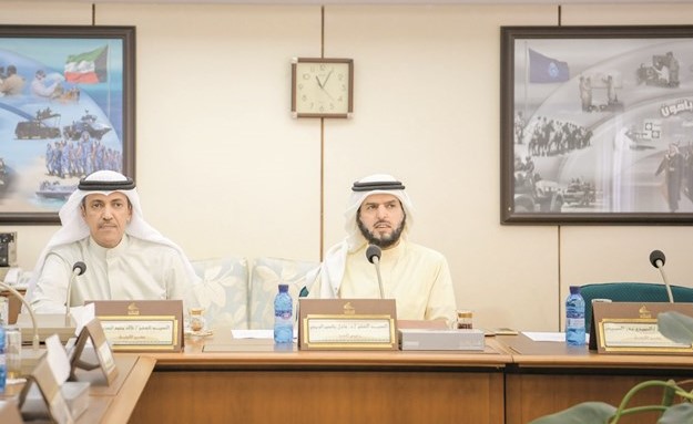 د.عادل الدمخي وخالد العتيبي خلال اجتماع لجنة التحقيق حول حادثة الأمطار﻿