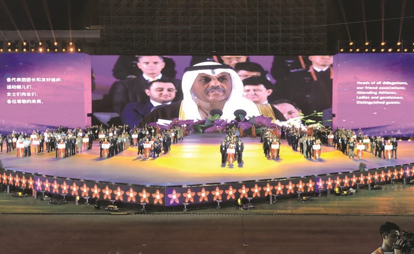 الشيخ أحمد النواف  ﻿﻿يتابع مراسم حفل الافتتاح ﻿