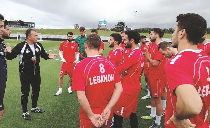مدرب لبنان ميودراغ رادولوفيتش يوجه اللاعبين﻿