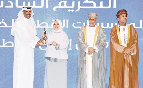 الحماد متسلما الجائزة ﻿