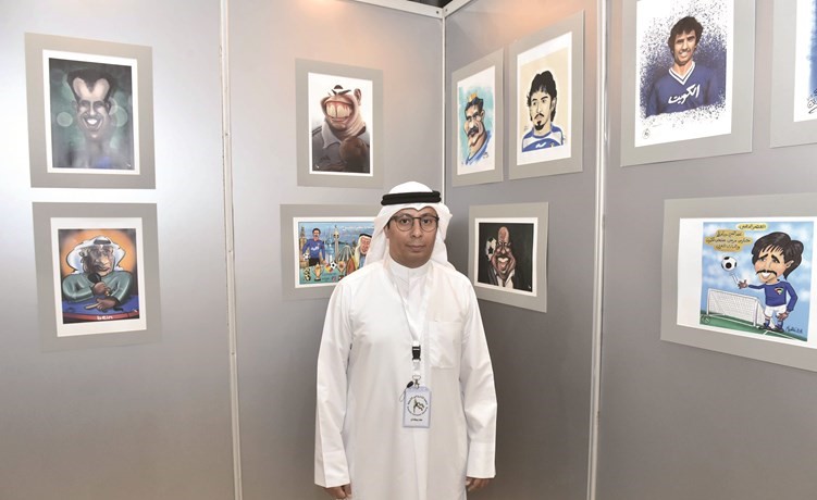 الزميل محمد ثلاب بين عدد من لوحات المعرض﻿