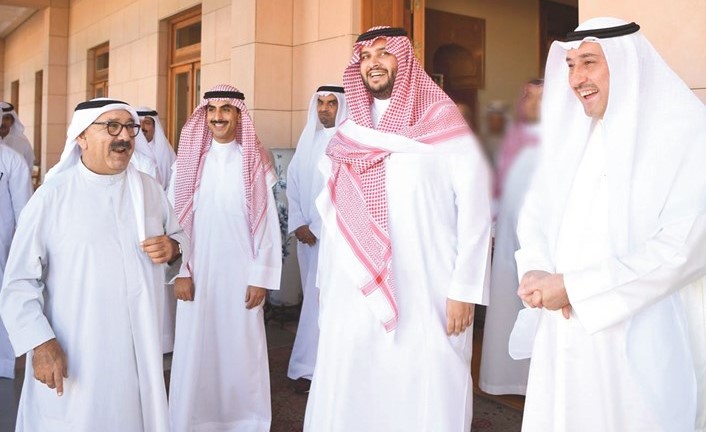 الشيخ ناصر صباح الأحمد خلال استقباله صاحب السمو الملكي الأمير تركي بن محمد بن فهد بن عبدالعزيز ﻿﻿بحضور الشيخ ثامر الجابر والشيخ فيصل الحمود ﻿
