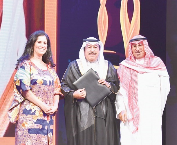 الشيـخ د.سالـم الجابر يتسلم جائزة أمير القلوب الشيخ جابر الأحمد من الشيخ د.محمد الصباح والشيخة انتصار سالم العلي﻿