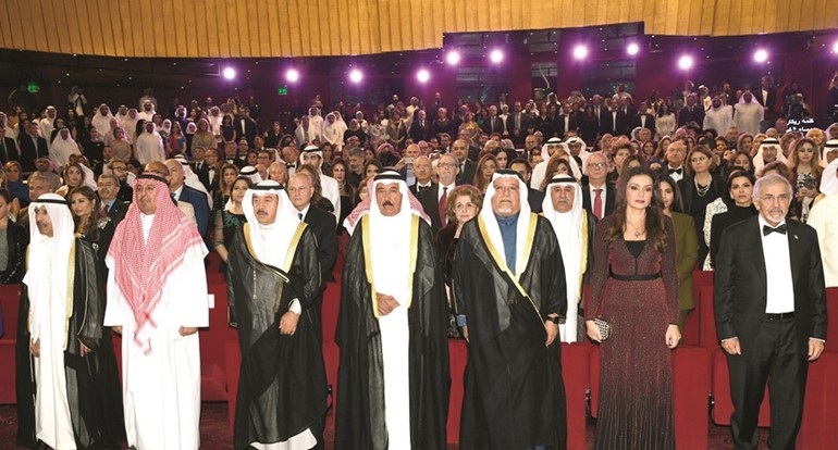 الشيخ علي الجراح ممثل صاحب السمو الأمير والشيخ مبارك الجابر والشيخ د.سالم الجابر والشيخ د.محمد الصباح والشيخ بندر الجابر ود.هلال الساير في مقدمة الحضور﻿