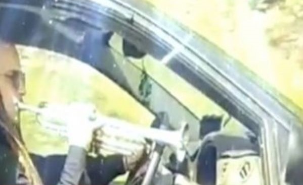 بالفيديو.. سائق يعزف على البوق أثناء القيادة بسرعة فائقة