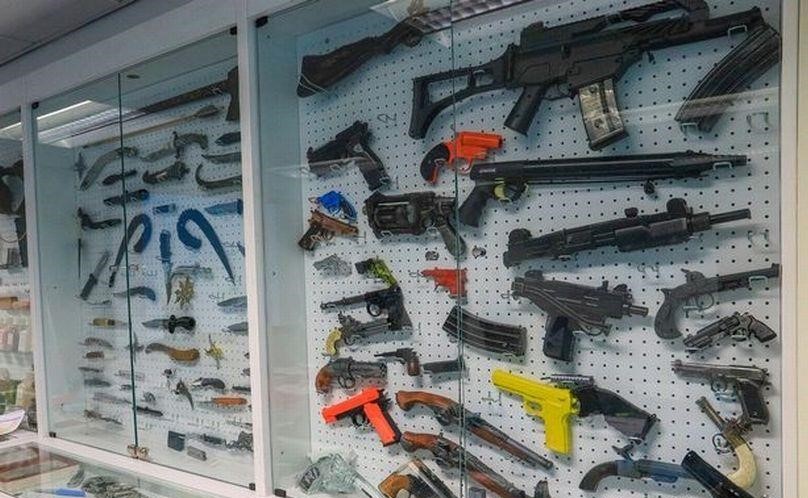 بالصور.. شاهد أنواع الأسلحة المصادرة من المسافرين في مطارات المملكة المتحدة