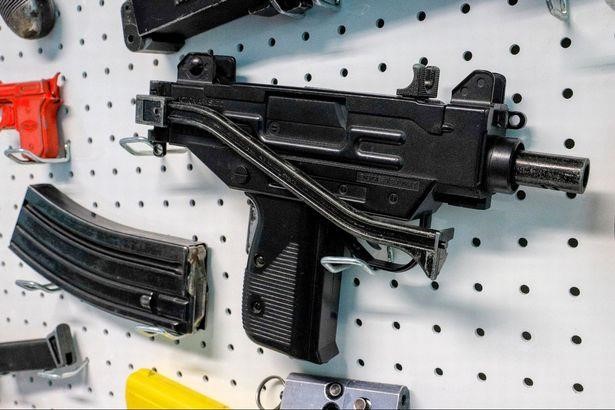 بالصور.. شاهد أنواع الأسلحة المصادرة من المسافرين في مطارات المملكة المتحدة