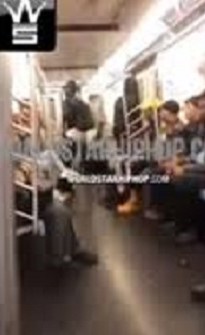 بالفيديو.. فتاة تلقن شابا درسا قاسيا داخل المترو