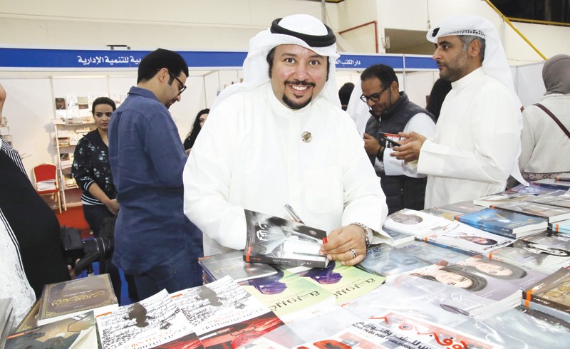  عبدالمحسن الدبوس يوقع الرواية