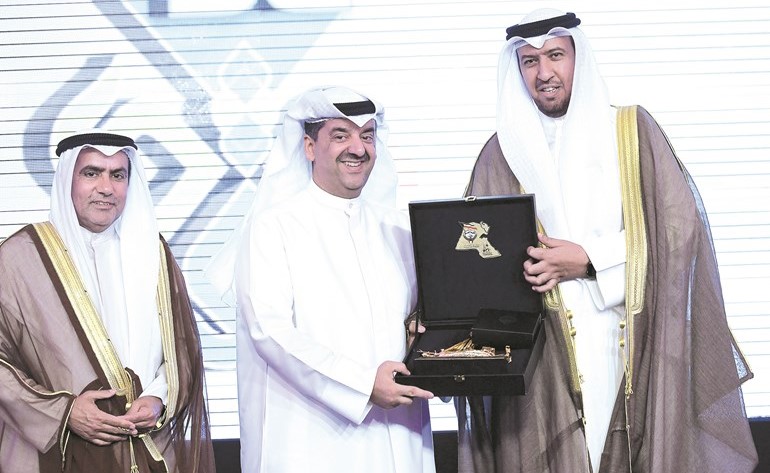 د.فهد العفاسي ومحمد الجلاهمة يكرمان زين ممثلة في وليد الخشتي﻿