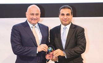 فوزي الدجاني أثناء تسلم الجائزة﻿