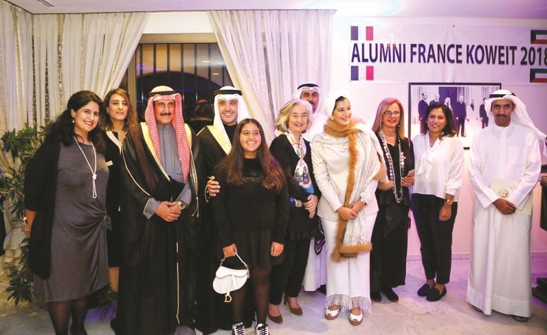 الشيخ د.ابراهيم الدعيح والشيخ د.أحمد ناصر المحمد والسفيرة الفرنسية وعدد من الحضور خلال الحفل ﻿