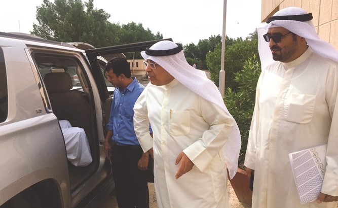 المقصيد يتابع حالة الموظف﻿