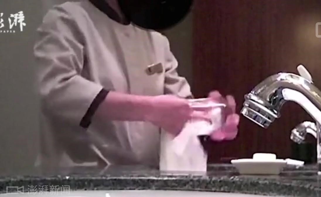 بالفيديو.. شاهد أغرب طريقة لتنظيف الحمامات والأكواب في الفنادق