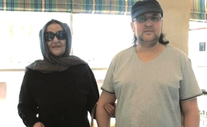 الزميل الراحل حسن علي علي مع والدته في أيامه الأخيرة﻿