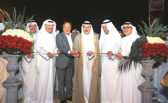 القنصل العام ذياب الرشيدي والفنانون سعد الفرج ومحمد المنصور ومصطفى أحمد أثناء قص شريط الافتتاح﻿