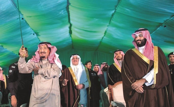 خادم الحرمين الملك سلمان بن عبدالعزيز متفاعلا مع العرضة خلال حفل استقبال الأهالي في تبوك بحضور ولي عهده صاحب السمو الملكي الأمير محمد بن سلمان          (واس)