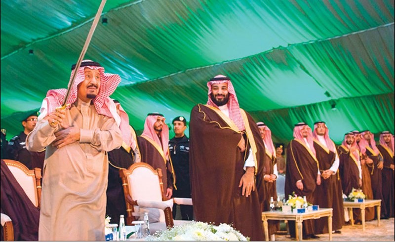 خادم الحرمين الملك سلمان بن عبدالعزيز يؤدي العرضة بحضور سمو الأمير محمد بن سلمان