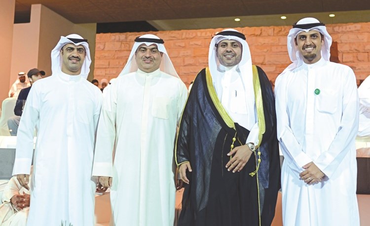 الوزير محمد الجبري مع مجموعة المشاركين في الحدث﻿