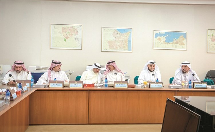 خالد الخزي وبعض القيادات خلال الاجتماع﻿