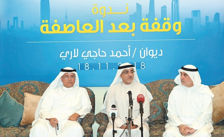 احمد لاري ود.خليل عبدالله وناصر العبدلي خلال الندوة﻿