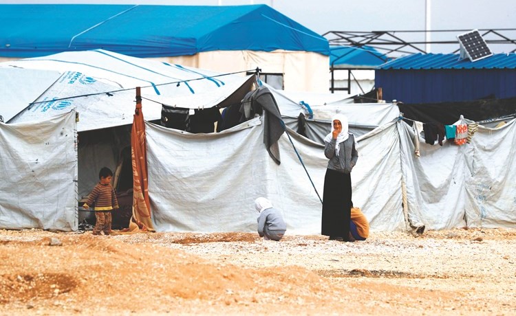 أطفال نازحون من دير الزور يعانون الظروف المناخية القاسية في مخيم المبروكة في الحسكة	(أ.ف.پ)﻿