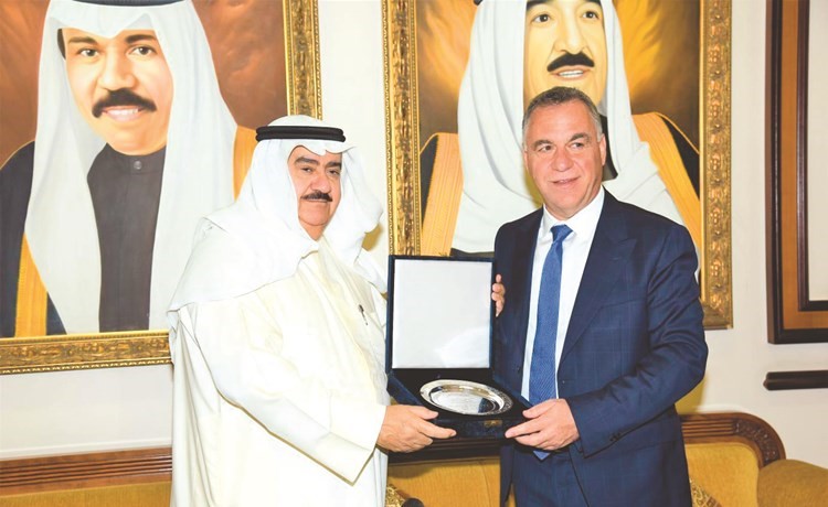 الفريق ثابت المهنا مكرما محافظ جزيرة كوس اليونانية جورج كيرتيس ﻿