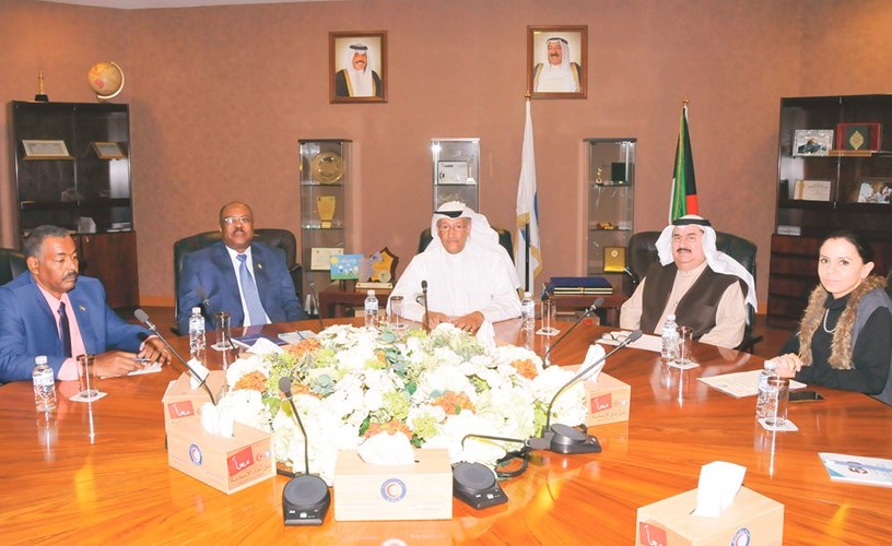  نائب رئيس مجلس ادارة الهلال الاحمر انور الحساوي أثناء اجتماعه مع سفير السودان لدى الكويت محي الدين سالم ﻿