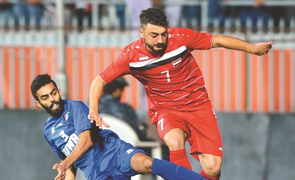 أحمد الظفيري يقطع الكرة من أمام إياس عثمان﻿