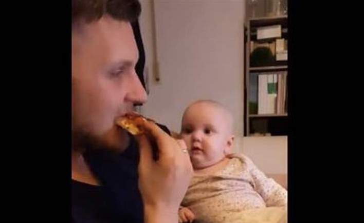 بالفيديو.. مشهدٌ طريف.. ردّة فعل طفلة أثناء تناول والدها "البيتزا"!