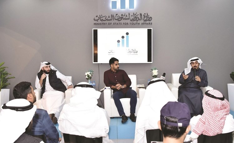 علي بوشهري وسعدون محمد وسيد إسماعيل بهبهاني خلال الندوة 	(ريليش كومار)﻿