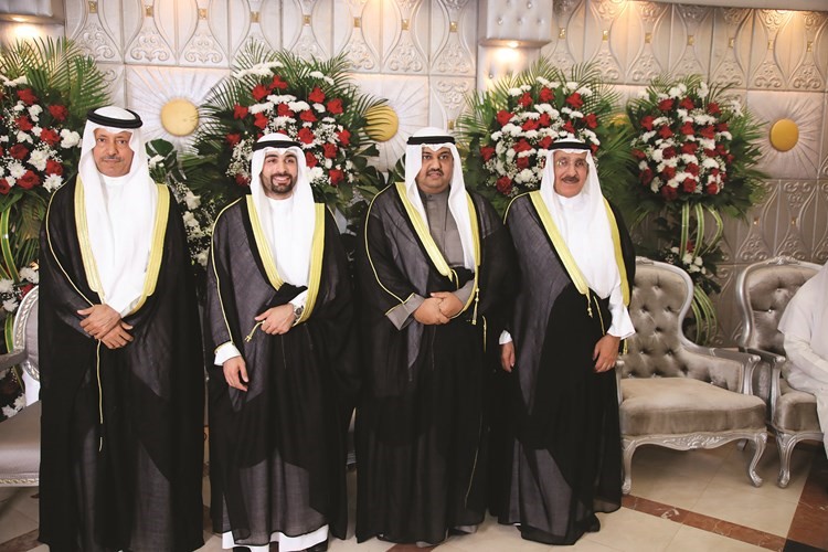 الشيخ فهد جابر المبارك يهنئ المعرس ووالده ووالد العروس﻿
