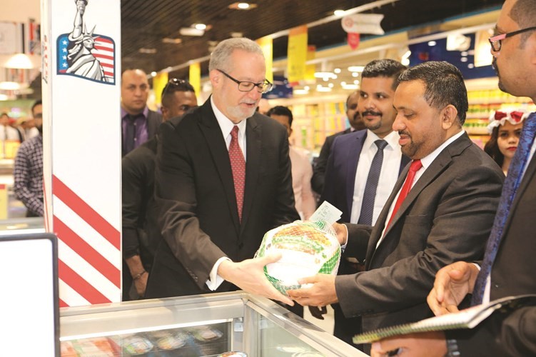 السفير الأميركي يطلع على بعض المنتجات﻿