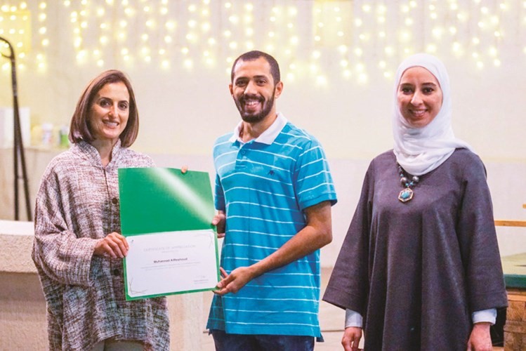 أحد المشاركين يتسلم شهادته﻿