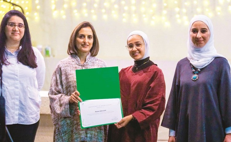 تكريم إحدى المتطوعات﻿