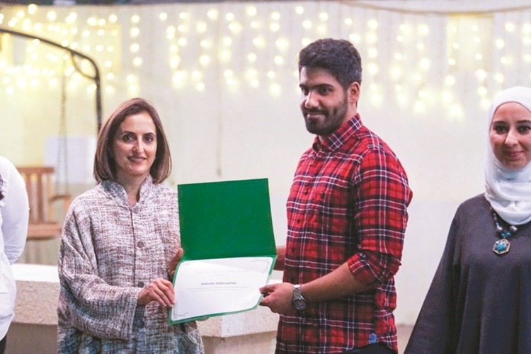 المرزوق تكرم أحد المشاركين﻿