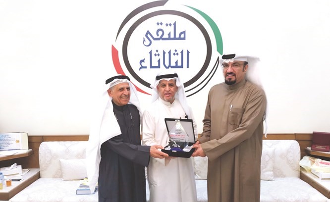  د.تركي العازمي مكرما د.عايد الحميدان بحضور النائب السابق عبدالعزيز المطوع ﻿