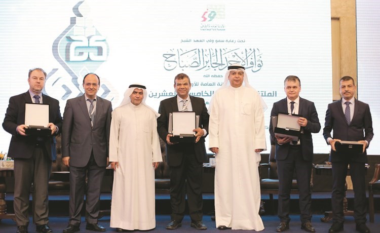 المحاضرون في الندوة الأخيرة تجارب وقفية عالمية مع الأمين العام ورئيس اللجنة﻿