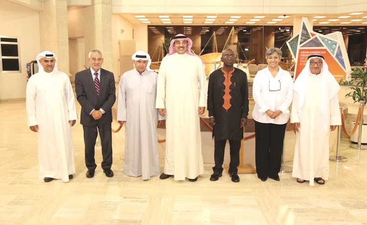 الشيخ صباح الخالد مع أعضاء مجلس إدارة الجائزة﻿