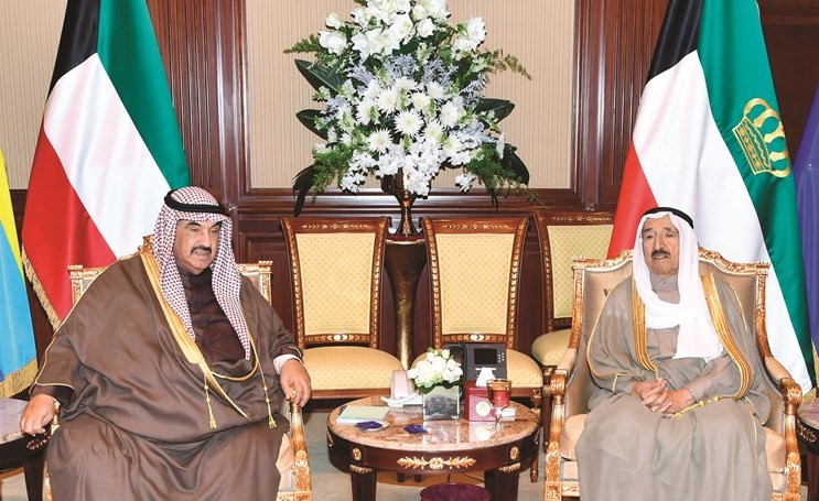 صاحب السمو الأمير الشيخ صباح الأحمد مستقبلا سمو الشيخ ناصر المحمد ﻿