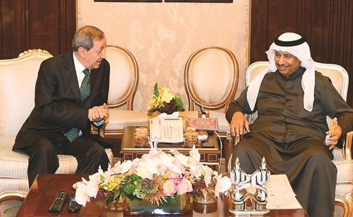 سمو الشيخ جابر المبارك خلال لقائه جورج سمعان﻿