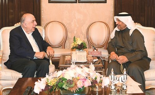 سمو رئيس الوزراء الشيخ جابر المبارك مستقبلا الصحافي سمير عطا الله﻿