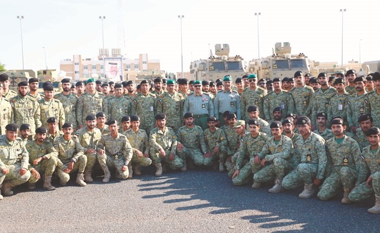 الفريق الركن هاشم الرفاعي خلال زيارته فرق الطوارئ﻿