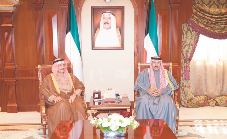 سمو ولي العهد الشيخ نواف الأحمد مستقبلا الشيخ د.إبراهيم الدعيج﻿