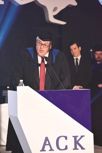 اليستر داوسن متحدثا ﻿