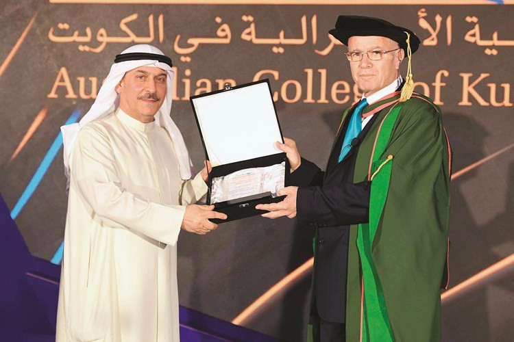 البروفيسور عصام زعبلاوي مكرما د. حبيب أبل﻿