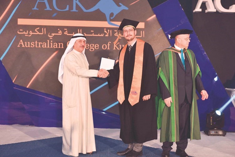 تكريم الخريج عبدالرحمن الصوفي ﻿
