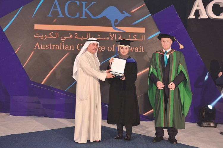 إحدى الخريجات تتسلم تكريمها ﻿