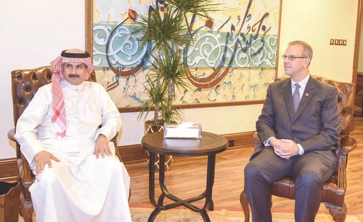 الشيخ مبارك الدعيج أثناء استقباله السفير الكندي لدى الكويت لويس بيير ايمون ﻿