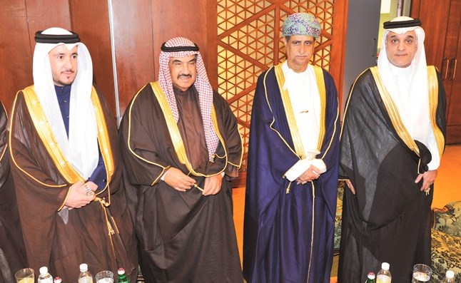 سمو الشيخ ناصر المحمد ونائب السفير السعودي د.حسن الأنصاري والسفير العماني د.عدنان الأنصاري ﻿